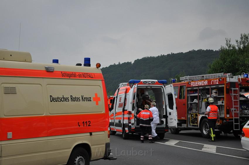 Schwerer Unfall mit Reisebus Lohmar Donrather Dreieck P409.JPG